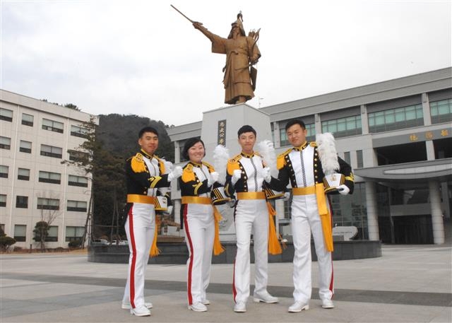 아버지의 뒤를 이어 해군 장교의 길을 걷게된 해군사관학교 70기 졸업생들. 왼쪽부터 김성현, 김지영, 엄하랑, 한준수 생도. 해군 제공 