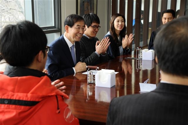 박원순(왼쪽 두 번째) 서울시장이 22일 서울시립대 졸업생들과 대화를 나누고 있다. 서울시 제공 
