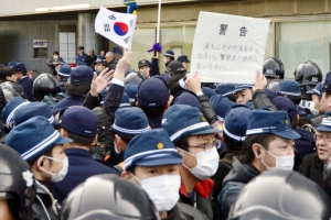 “정부 고위급 적극 참석해야” vs “독도 분쟁화 안 돼”