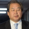 [서울포토] 회의장 나서는 김무성 대표
