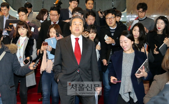 김무성 새누리당 대표가 23일 오전 국회의장 면담을 마친뒤 의장실을 나서고 있다.   정연호 기자 tpgod@seoul.co.kr