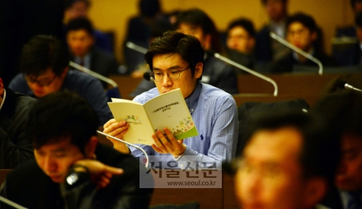 [서울포토] ‘기업활력제고특별법 민관합동 설명회’ 책자 살펴보는 참석자