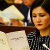 [서울포토] ‘기업활력제고특별법’ 자료 살펴보는 참석자들
