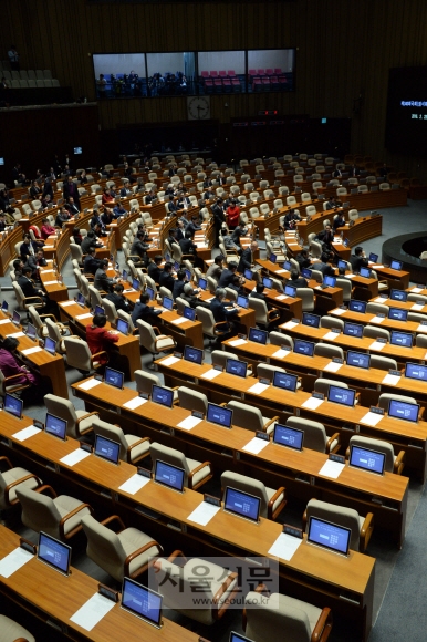 야당의원 참석 않은 국회 본회의장