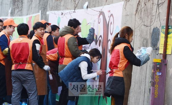 sk 이노베이션 신입직원들이 아주특별한 연수교육 일환으로 동작구 남현동 일대서 주거환경 개선을 위한 디시 봄 희망 벽화 그리기 봉사를 하고 있다  안주영기자 jya@seoul.co.kr