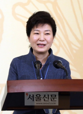 [서울포토]대한민국 공무원상 시상식서 인사말하는 박근혜 대통령