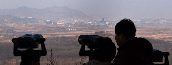 북한의 4차 핵실험 직후 일부 중단됐던 경기 파주 지역 안보관광이 48일 만에 전면 재개된 23일 파주 도라산전망대를 찾은 한 중국인 관광객이 개성공단 등 북한 지역을 망원경으로 바라보고 있다. 손형준 기자 boltagoo@seoul.co.kr