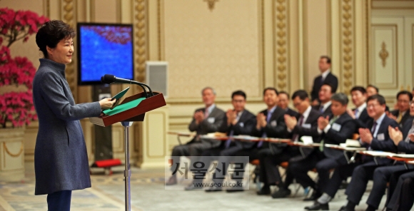 박근혜대통령이 23일 오후 청와대 영빈관에서 열린 2016년 국정과제 세미나에서 모두발언을 하고 있다.  안주영 기자 jya@seoul.co.kr