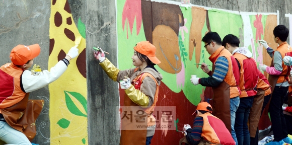 신입사원들이 그리는 희망 벽화 