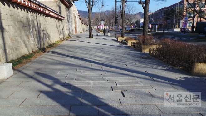 가로수를 없앤 뒤 방치돼 있던 터를 정비한 삼청동길 종로구 제공