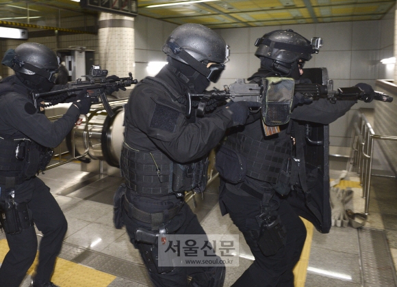 [서울포토]서울 지하철역서 대테러 통합훈련