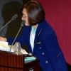 [서울포토] 발이 아파도… 무제한 토론중인 은수미 의원