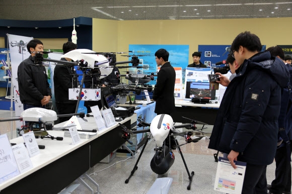 24일 대전 한국항공우주연구원(항우연)에서 열린 ‘제17회 미래성장동력 오픈톡 릴레이’에서 참가자와 취재진들이 항우연이 개발한 무인기(드론)를 살펴보고 있다.  연합뉴스