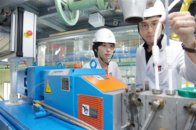 지난해 GS칼텍스 연구원들이 대전 GS칼텍스 기술연구소에서 바이오부탄올 연구를 진행하고 있다. GS칼텍스 제공