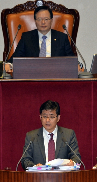 [서울포토] 무제한 토론 벌이는 박원석 정의당 의원