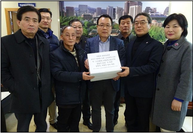 신언근 서울시의회 예결위원장(가운데)은 24일 ‘신림경전철 고시촌역 신설’ 등을 내용으로하는 청원서를 관악주민들과 함께 서울시의회에 제출하고 있다.