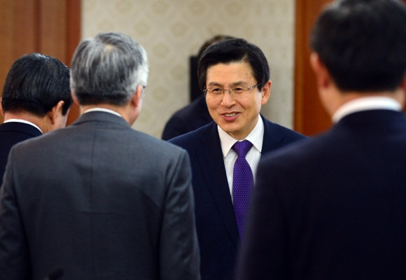 25일 오전 정부서울청사에서 열린 국가정책조정회의에서 황교안 총리가 입장하며 참석자들과 인사를 나누고 있다.  강성남 선임기자 snk@seoul.co.kr