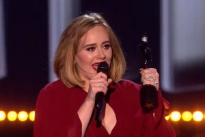 아델, 브릿 어워즈 휩쓸다…‘올해의 앨범’ 등 4관왕