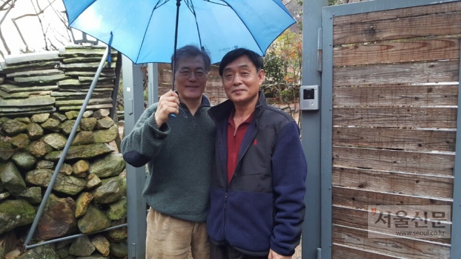 지난 13일 경남 양산에서 문재인(왼쪽) 더불어민주당 전 대표와 만난 박성찬씨 