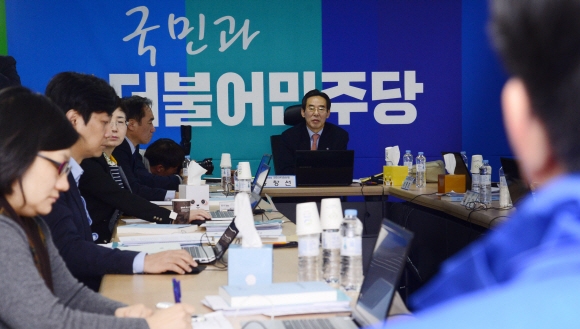 더불어민주당이 제20대 국회의원 총선거 지역구 공천 후보자 면접을 실시한 가운데 홍창선 공관위원장이 후보자에게 질문을 하고 있다.  이종원 선임기자 jongwon@seoul.co.kr