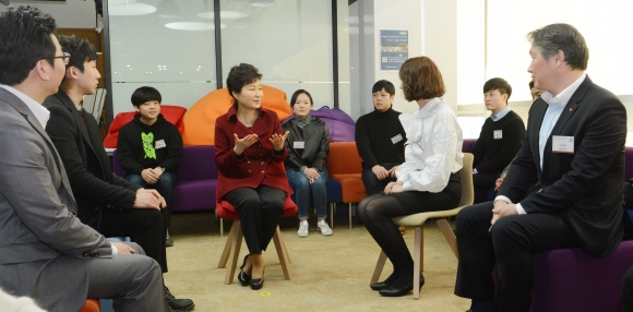 [서울포토] 대전창조경제혁신센터 지원 수혜 학생들과 이야기 나누는 朴대통령