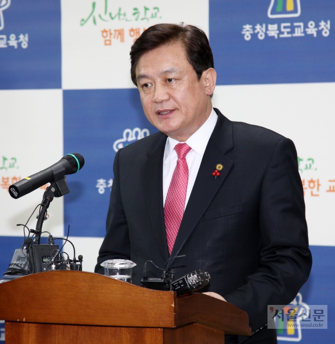 김병우 충북도교육감이 26일 도교육청 기자실에서 6개월치 어린이집 누리과정 예산을 집행하겠다고 밝히고 있다. 충북도교육청 제공 