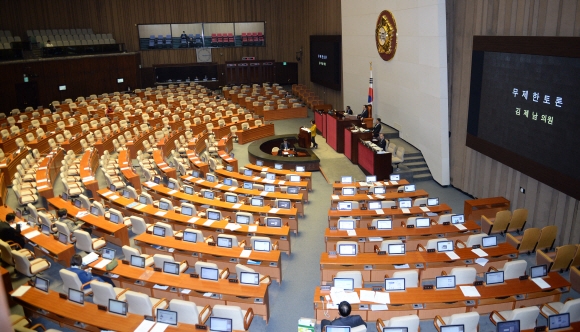 [서울포토] 김제남 의원, 무제한 토론 진행