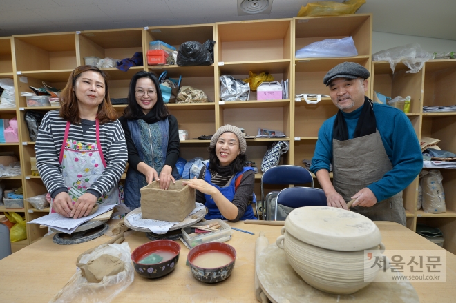 지난 24일 문을 연 서울 양천구 신정4동 통합청사에 마련된 도예교실에서 주민들이 도자기를 만들고 있다. 
