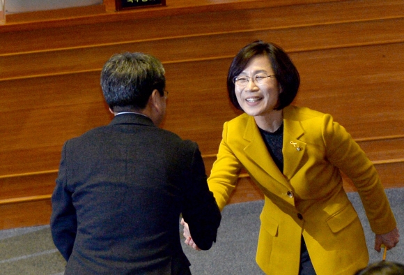 [서울포토] 필리버스터 마치고 단상 내려오는 김제남 의원