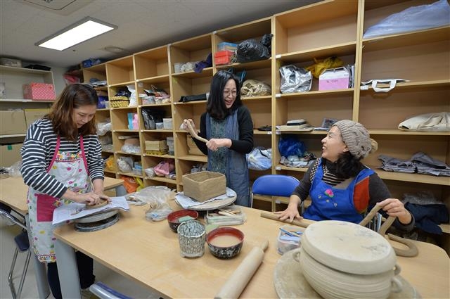 지난 24일 문을 연 서울 양천구 신정4동 통합청사에 마련된 도예교실에서 주민들이 도자기를 만들고 있다. 양천구 제공