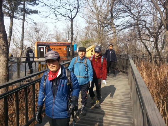 금천구가 만든 무장애 ‘호암 늘솔길’을 주민들이 걷고 있다. 금천구 제공