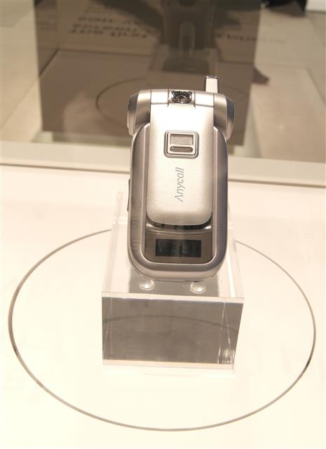 스페인 바르셀로나에서 열린 모바일월드콩그레스(MWC 2016) 전시장에 삼성전자가 2004년 출시한 세계 최초 가로화면 휴대전화 SCH-V500이 진열돼 있다. 삼성전자 제공