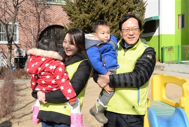 보육원 봉사하는 김용환 NH농협회장