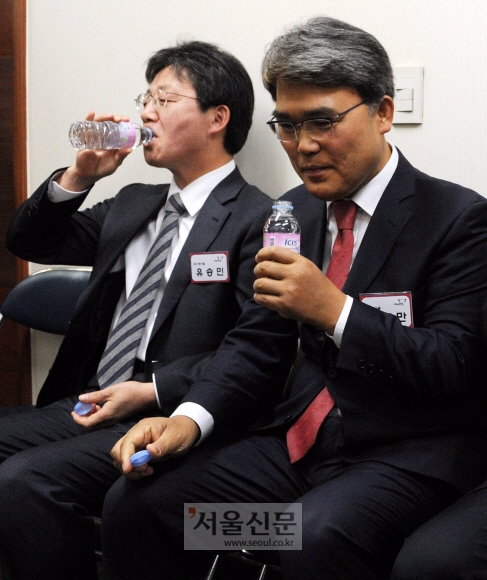 지난달 26일 오전 서울 여의도 당사에서 열린 제20대 총선 대구 동구 을 지역 공천신청자 면접을 기다리며 유승민 예비후보(왼쪽)와 이재만 예비후보가 물을 마시고 있다. 이종원 선임기자 jongwon@seoul.co.kr
