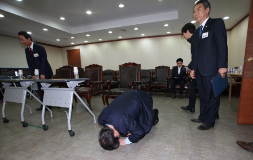 [서울포토]‘큰절 올립니다’…새누리당 공천신청자 면접