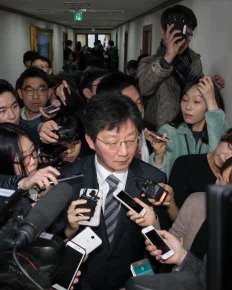 26일 오전 서울 여의도 새누리당사에서 열린 20대 총선 공천 신청자 면접심사에 대구 동구을에 신청한 유승민 의원이 면접을 마친 뒤 취재진 질문에 답하고 있다.  이종원 선임기자 jongwon@seoul.co.kr