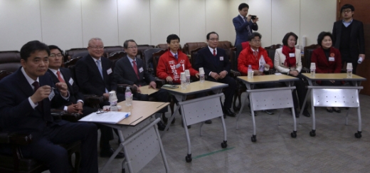 [서울포토]새누리당 공천신청자 면접 기다리는 예비후보들