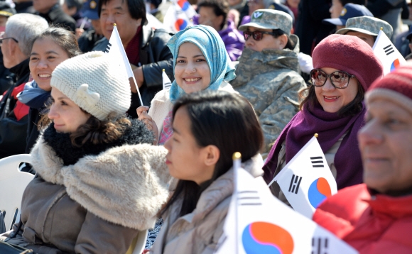 3.1절을 앞두고 서울 용산구 효창공원 정문 앞에서 용산구청 주최로 열린 기미년 삼월일일 정오 행사에 참석한 외국인들이 태극기를 들고 자리에 앉아 있다. 2016. 2. 26 손형준 기자 boltagoo@seoul.co.kr