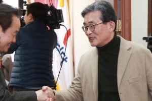 [서울포토]예비후보들과 인사 나누는 이한구 공천관리위원장