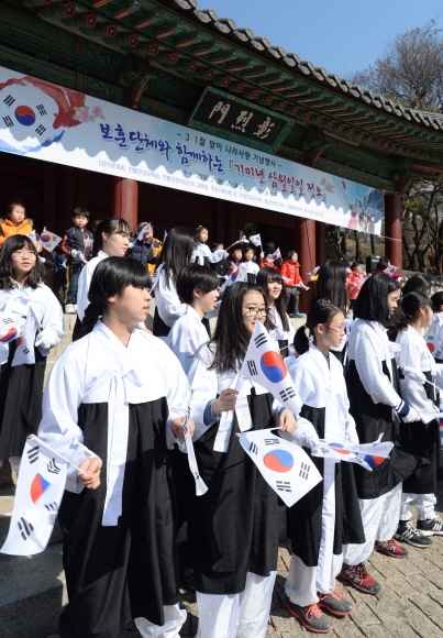 3.1절을 앞두고 서울 용산구 효창공원 정문 앞에서 용산구청 주최로 열린 기미년 삼월일일 정오 행사에서 어린이들과 여학생들이 독도는 우리땅 노래에 맞춰 태극기를 흔들고 춤을 추며 플래시몹을 하고 있다. 2016. 2. 26 손형준 기자 boltagoo@seoul.co.kr