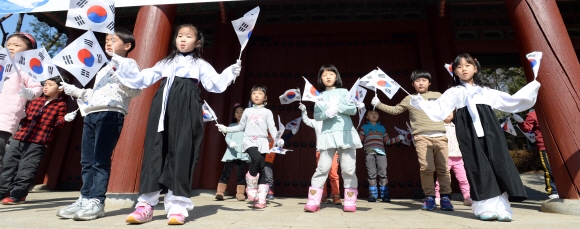 3.1절을 앞두고 서울 용산구 효창공원 정문 앞에서 용산구청 주최로 열린 기미년 삼월일일 정오 행사에서 어린이들이 독도는 우리땅 노래에 맞춰 태극기를 흔들고 춤을 추며 플래시몹을 하고 있다. 2016. 2. 26 손형준 기자 boltagoo@seoul.co.kr