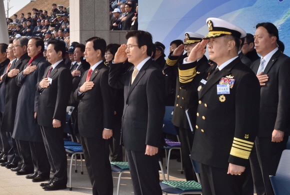 황교안 국무총리가 26일 오후 제주 서귀포 제주해군기지에서 열린 ’제주 민군복합형 관광미항 준공식’에서 국기에 대한 경례하고 있다. 해군 제공