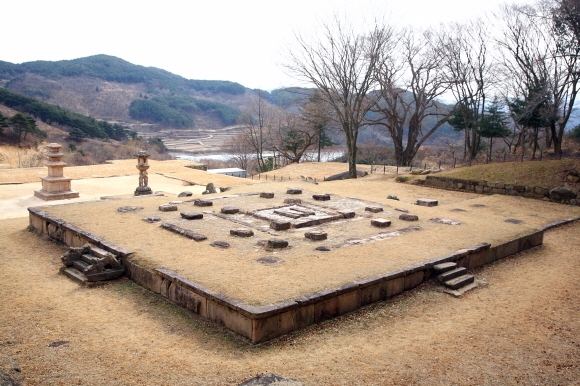 영암사지 금당터 전경. 석탑과 석등 등 문화유산은 남았지만 절집의 내력은 아직 자세히 밝혀진 것이 없다.  한국관광공사 제공