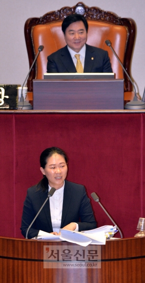 국민의당 권은희 의원이 28일 국회 본회의장에서 테러방지법 저지를 위한 무제한 토론을 하고 있다.  이종원 선임기자 jongwon@seoul.co.kr