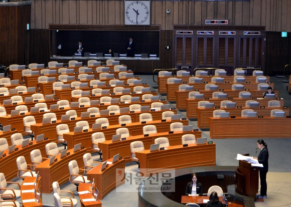 국민의당 권은희 의원이 28일 국회 본회의장에서 테러방지법 저지를 위한 무제한 토론을 하고 있다.  이종원 선임기자 jongwon@seoul.co.kr