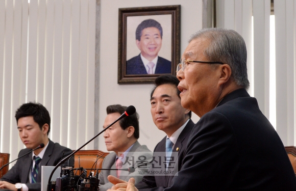 김종인 더불어민주당 비대위 대표가 28일 취임 한 달을 맞아 국회에서 기자회견을 하고 있다. 이종원 선임기자 jongwon@seoul.co.kr