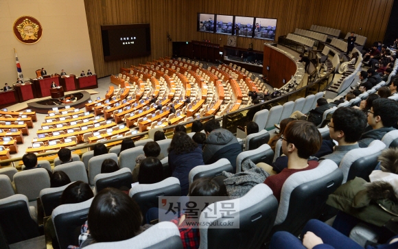 휴일인 28일 국회 본회의장을 찾은 방청객들이 테러방지법 저지를 위한 야당 의원들의 무제한 토론 발언을 듣고 있다.  이종원 선임기자 jongwon@seoul.co.kr