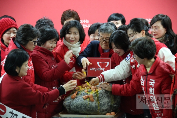 새누리당 여성 예비후보자 50여명이 28일 여의도 당사에서 기자회견을 갖고 여성후보 확대를 요구 하는 ‘계란으로 바위치기’퍼포먼스를 벌이고 있다. 이종원 선임기자 jongwon@seoul.co.kr