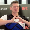 [서울포토] UFC 스테판 톰슨의 ‘하트’