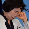 [서울포토] 더민주 탈당… 눈물 흘리는 전정희 의원